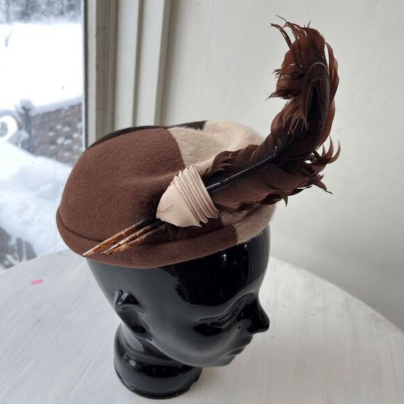 1950s Feathered Wool Pillbox Hat | Brown & Cream | “Winner” Equestrian Tag 22.5” - Picture 8 of 12